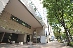 緑あふれる久屋大通公園に面しており、交通の便は抜群です。